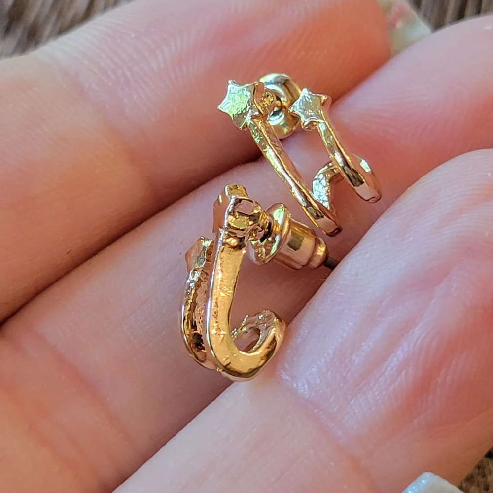 💥LAST PAIR💥 Dainty Double Star Minimalist Huggers, celestial earrings - Picture 6 of 6